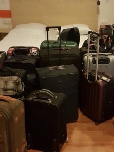 Koffer in einem sicheren Raum im Hostel abgestellt. Koffertransport Service für Klassenfahrten nach Berlin.