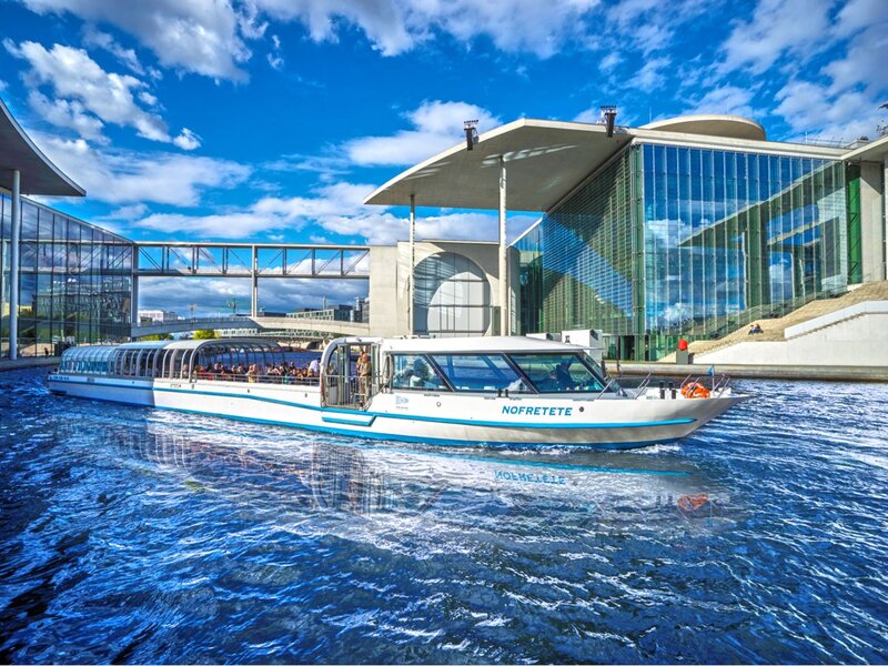 Berlin-Schiff-Nofretete-Regierungsviertel-Copyright-Stefan-Maria-Rother Bus und Boot in Berlin - Boot vor dem Marie-Elisabeth-Lüders-Haus im Berliner Regierungsviertel