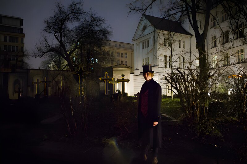 Dunkles Foto: Mann mit Hut bei einer Gruseltour in Berlin