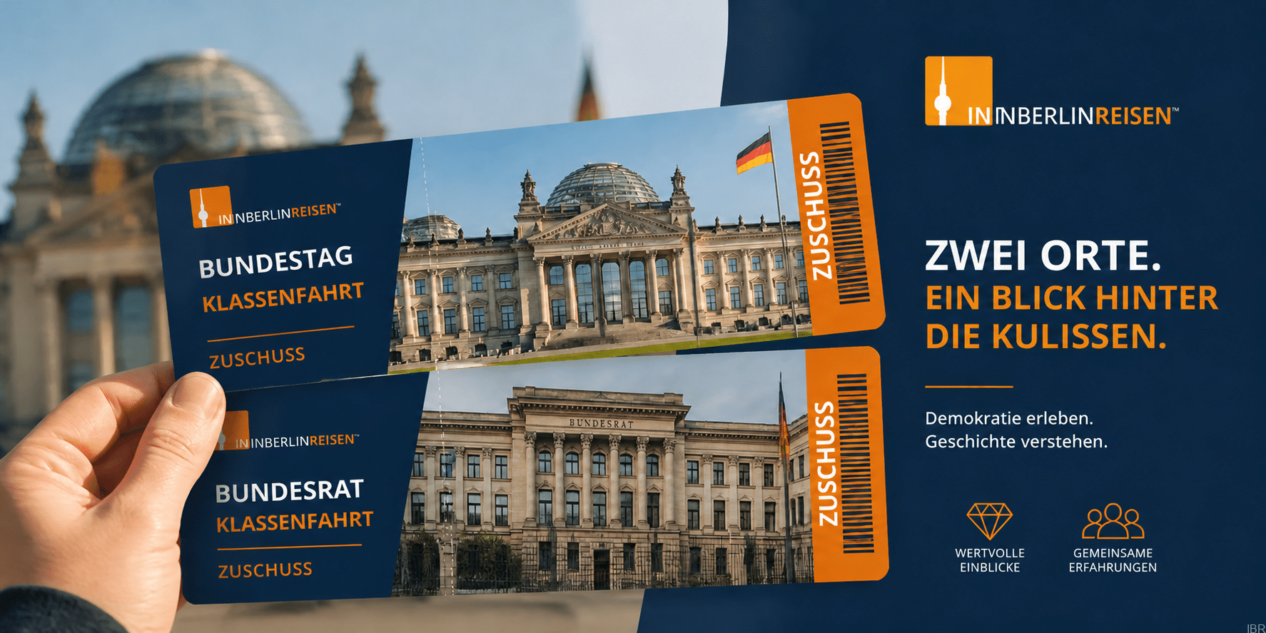 Hand hält zwei Tickets mit Motiven von Bundestag und Bundesrat für Fahrtkosten-Zuschüsse zur Klassenfahrt Berlin 2027. Klassenfahrt Berlin Zuschuss